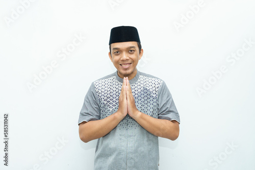Obraz na plátně Portrait of an Asian Indonesian Muslim man placing his hands in front of his che
