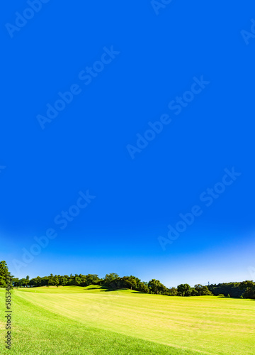 夏 の 青空 と ゴルフ場 【 アウトドア レジャー の イメージ 】