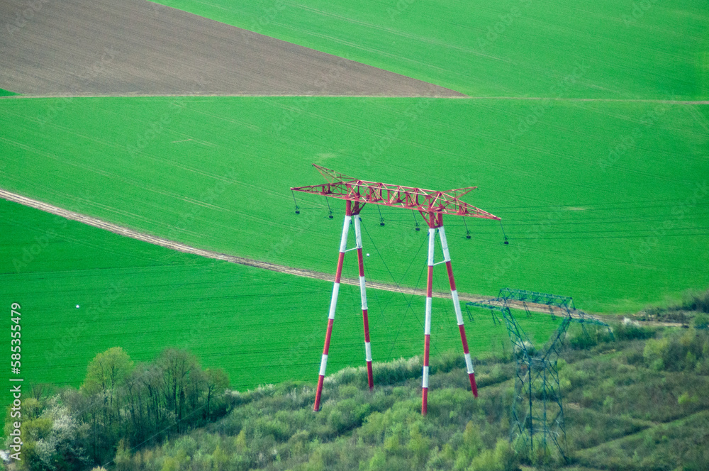 vue aérienne d'un poteau électrique dans les champs dans les Yvelines en France