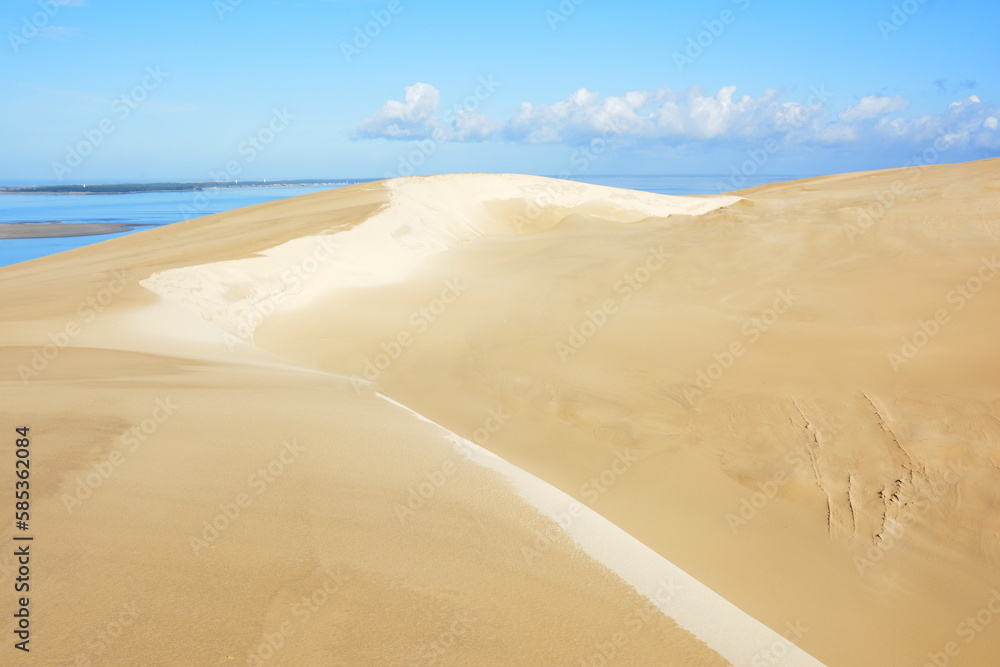France, Aquitaine, sur la dune du Pilat en hiver, la plus haute dune d'Europe culmine à 106 mètres, elle se situe à l'entrée du bassin d'Arcachon.