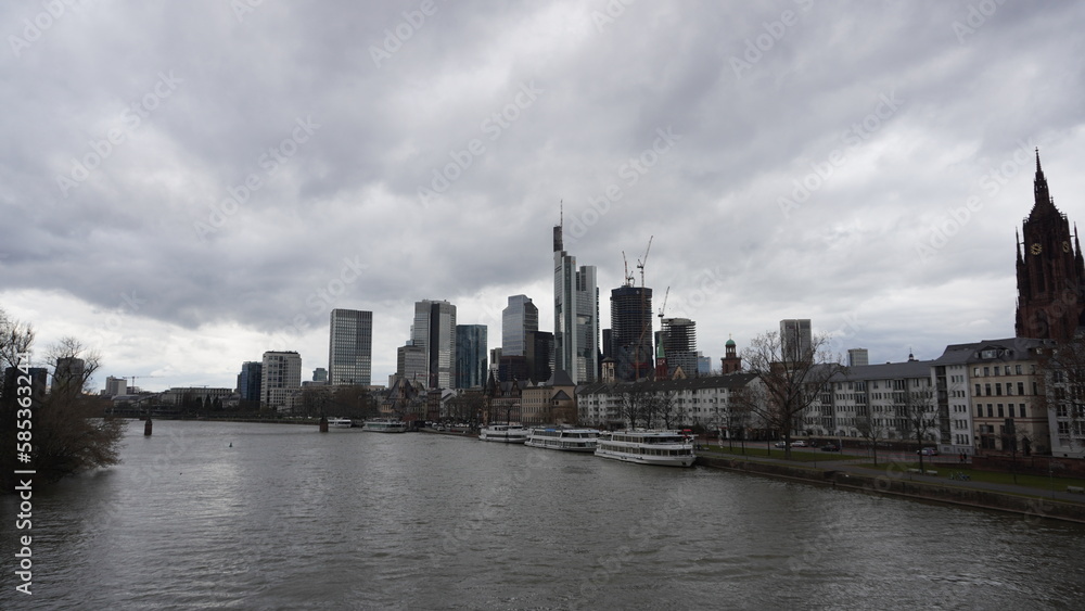 Frankfurter Skyline bei bewölkten Wetter