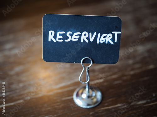 Vorfreude - reservierter Tisch im Restaurant	