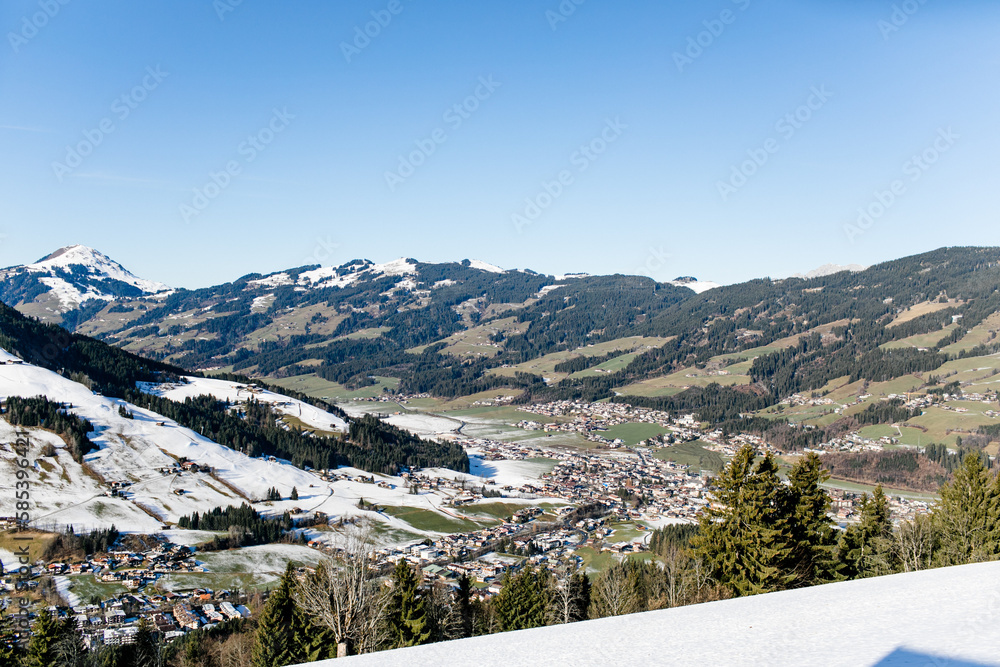 Berglandschaft im Winter mit wenig Schnee in Kirchberg Tirol bei blauem Himmel 