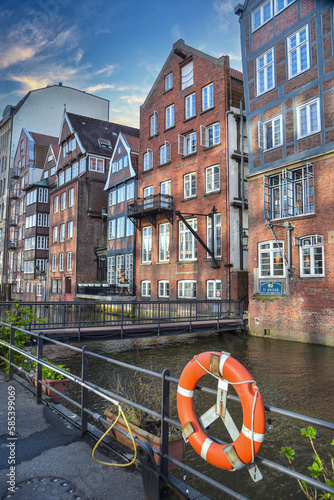 historische Häuser am Nikolaifleet in Hamburg photo