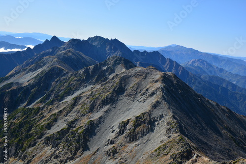 槍ヶ岳山頂から望む穂高岳へと続く稜線