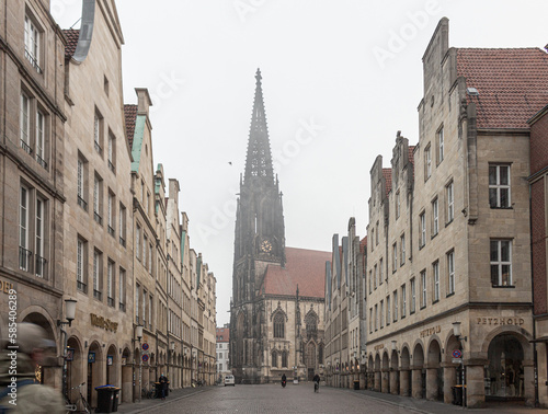 Prinzipalmarkt mit Lamberti-Kirche im Nebel, Münsterland, Westfalen, NRW, Deutschland, Europa