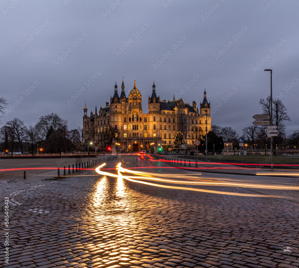 Fototapeta premium Schweriner Schloss im Dunkeln