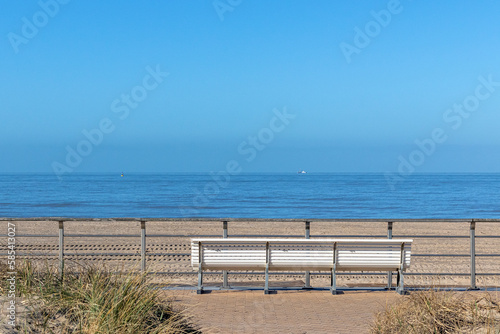 Un banc vide face à la mer © YuricBel