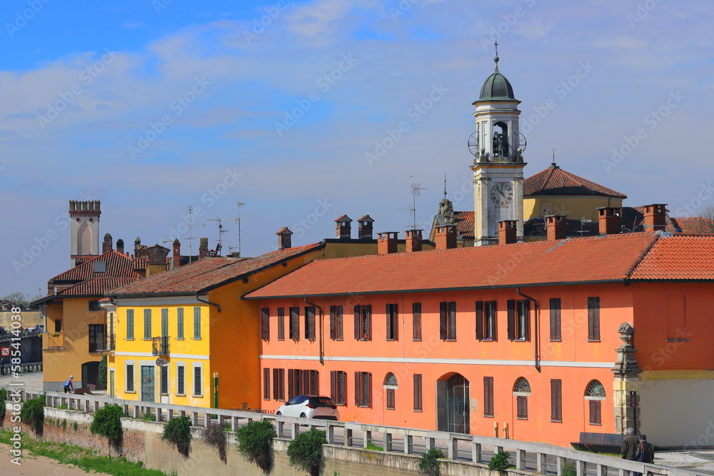 Obraz premium CASE COLORATE E CAMPANILE DI GAGGIANO, ITALIA, COLORFUL HOUSES AND BELL TOWER OF GAGGIANO, ITALY 
