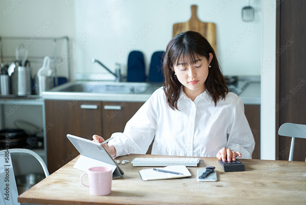 住まいの部屋で仕事をする女性 住まいの部屋で仕事をする女性
