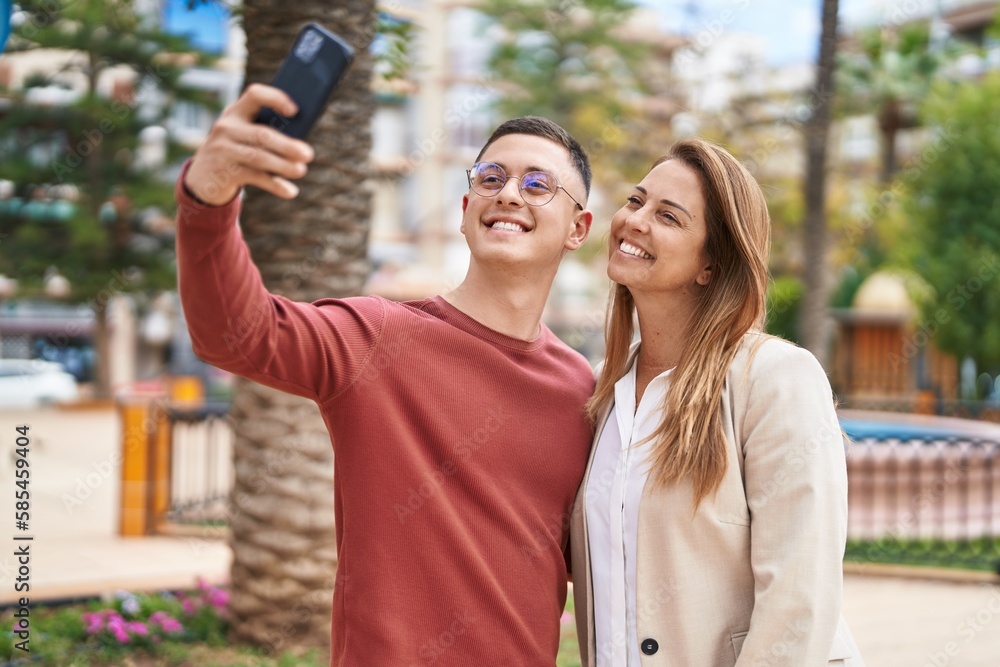Naklejka premium Man and woman mother and son smiling confident make selfie by the smartphone at park