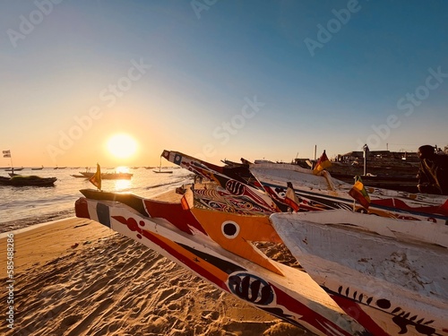 Pirogue traditionnel sur la plage au sénégal au port de Mbour