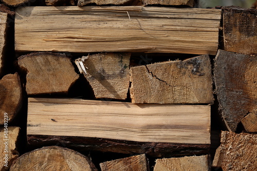 Opał drewniany ułożony w stosy na zimę do pieca.