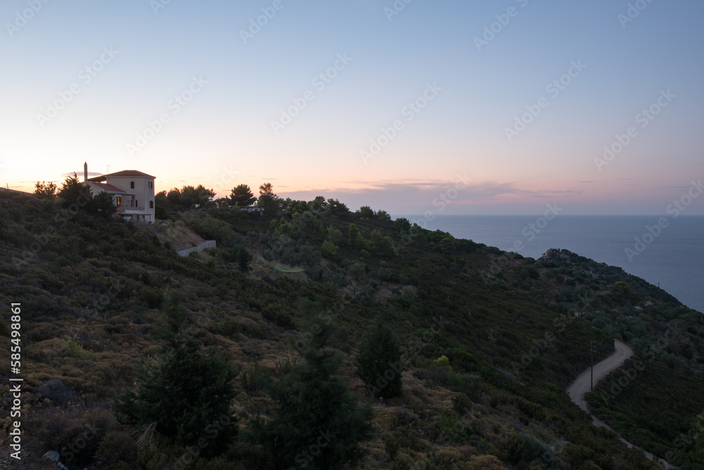 Küstenlinie von Alonnisos Griechenland mit Meerblick in Abendstimmung