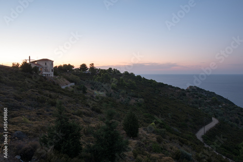 Küstenlinie von Alonnisos Griechenland mit Meerblick in Abendstimmung