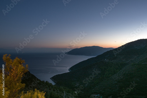 Küstenlinie von Alonnisos Griechenland mit Meerblick in Abendstimmung
