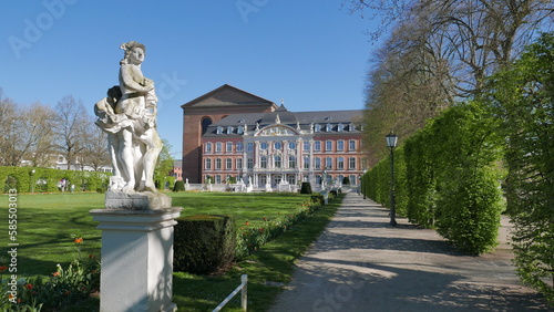 Jardin et palais baroque à Trèves. Allemagne