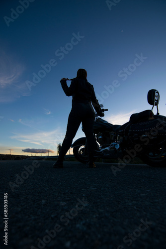 mujer motera viajando con moto por el mundo 