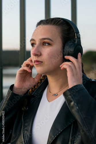 mujer española escuchando música con cascos