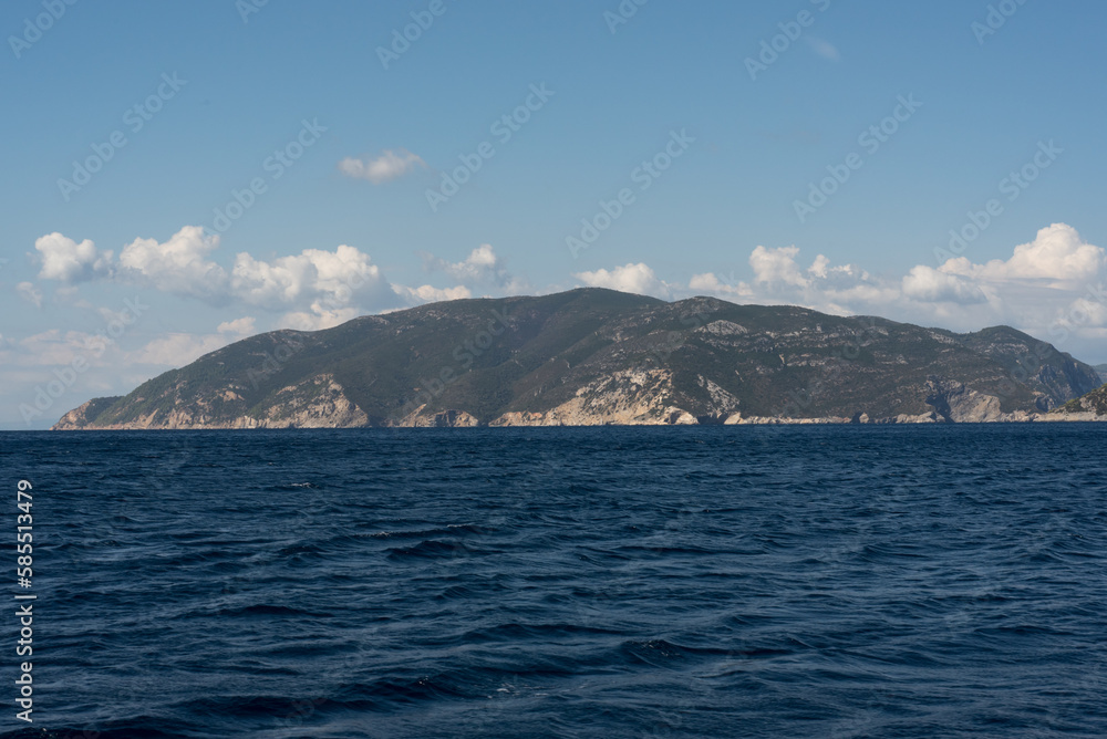 Mediterraner Sommer Küstenlinie bei Bootstour vom Meer mit idyllische Küstenlandschaft in Griechenland Mediterraner Sommer Küstenlinie bei Bootstour vom Meer mit idyllische Küstenlandschaft in Griechenland