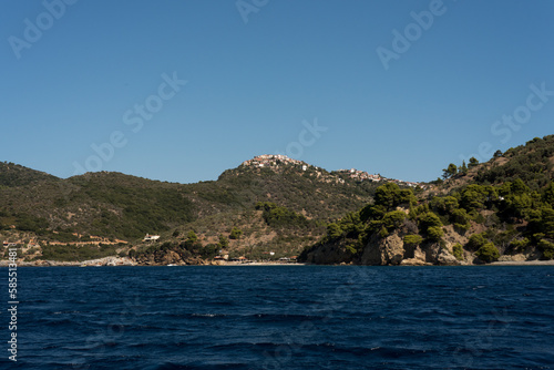 Mediterraner Sommer Küstenlinie bei Bootstour vom Meer mit idyllische Küstenlandschaft in Griechenland