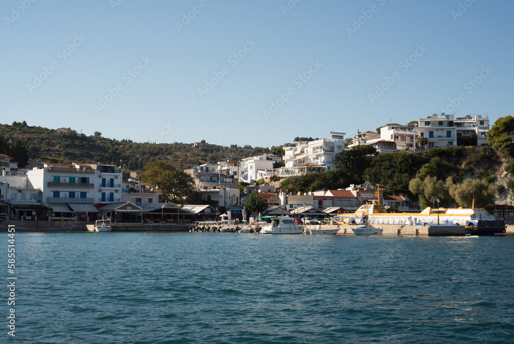Mediterraner Sommer Küstenlinie vom Meer mit idyllischen Fischer Dörfern in Griechenland