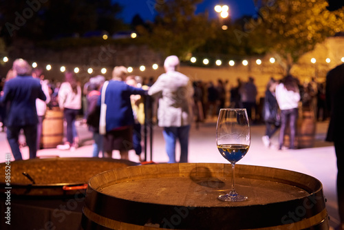 imagen de una copa de vine blanco con un fodo de un evento photo