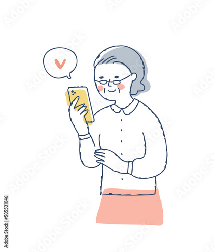 スマホを見ているシニア女性