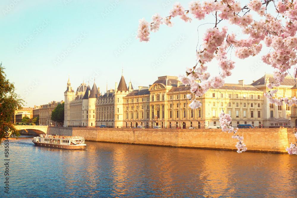 Obraz premium La Conciergerie - ex royal palace and prison at sunny summer day, Paris, France, retro toned