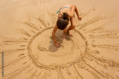 Crianças felizes de férias em viagem com destino: praia em Portugal photo