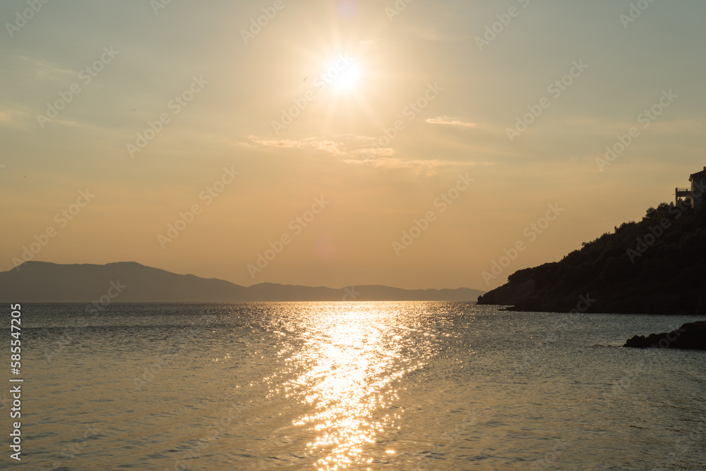Sonnenuntergang und goldene Stunde am Strand von Alonnisos Griechenland