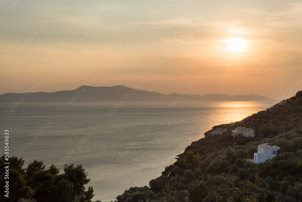 Sonnenuntergang über idyllischem Mittelmeer Küstenabschnitt der griechischen Insel Alonnisos