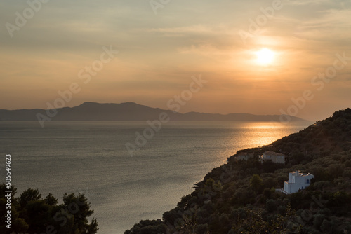 Sonnenuntergang über idyllischem Mittelmeer Küstenabschnitt der griechischen Insel Alonnisos