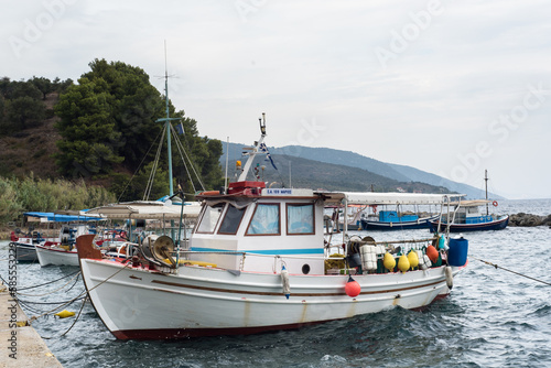 Fischkutter im Hafen eines Fischerdorfes auf Insel Alonnisos Griechenland