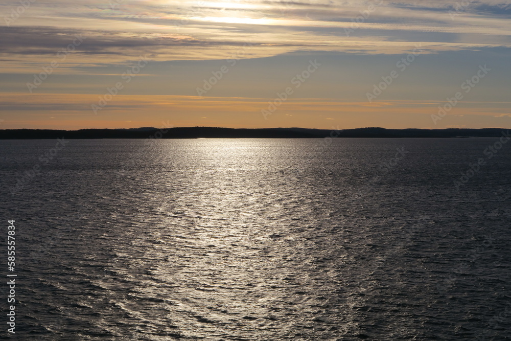 Die Abendsonne scheint auf die Wellen des Oslofjords bei Rygge in Norwegen
