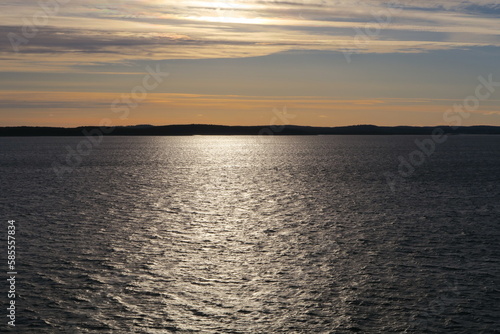 Die Abendsonne scheint auf die Wellen des Oslofjords bei Rygge in Norwegen