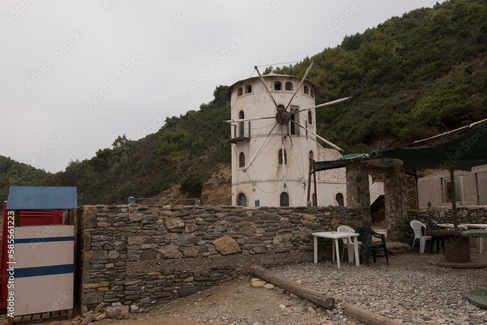 Griechische Windmühle traditionelle Landwirtschaft an der Küste von Alonnisos Griechische Windmühle traditionelle Landwirtschaft an der Küste von Alonnisos