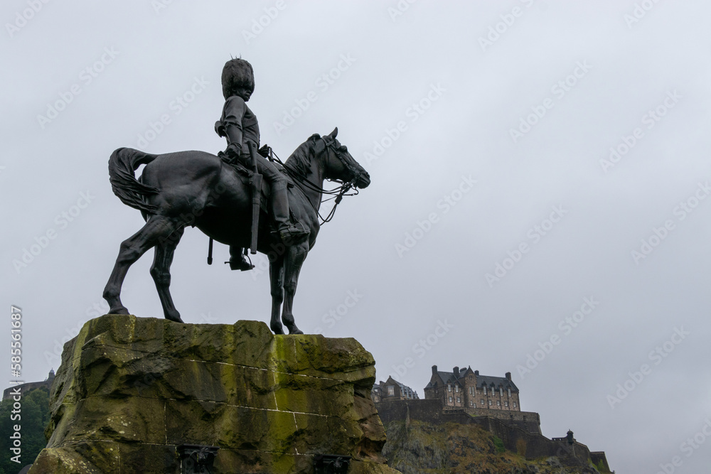 Obraz premium The Royal Scots Greys Monument with the Edinburgh Castle in the background