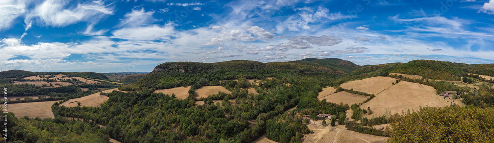 Puycelsi (Tarn, France) - Vue panoramique estivale depuis les remparts du village sur la campagne environnante