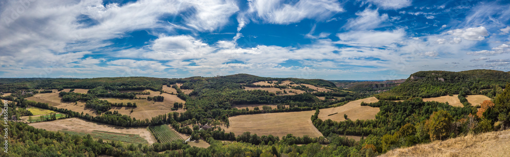 Puycelsi (Tarn, France) - Vue panoramique estivale depuis les remparts du village sur la campagne environnante Puycelsi (Tarn, France) - Vue panoramique estivale depuis les remparts du village sur la campagne environnante