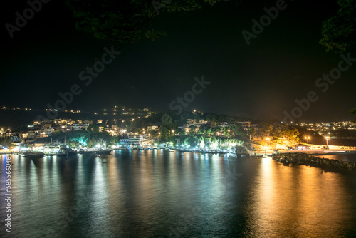 Nächtliche Beleuchtung des Hafens vom Fischerdorf Alonnisos in Griechenland