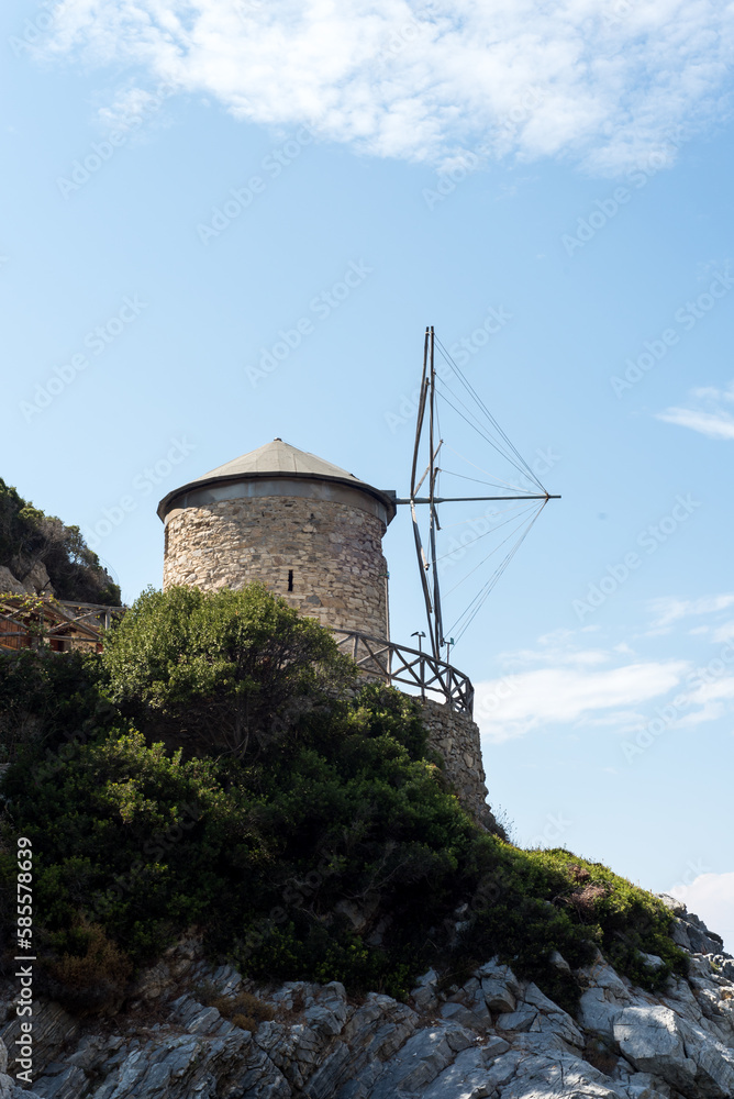 Traditionelle Windmühle am Strand von griechischer Mittelmeerinsel Alonnisos