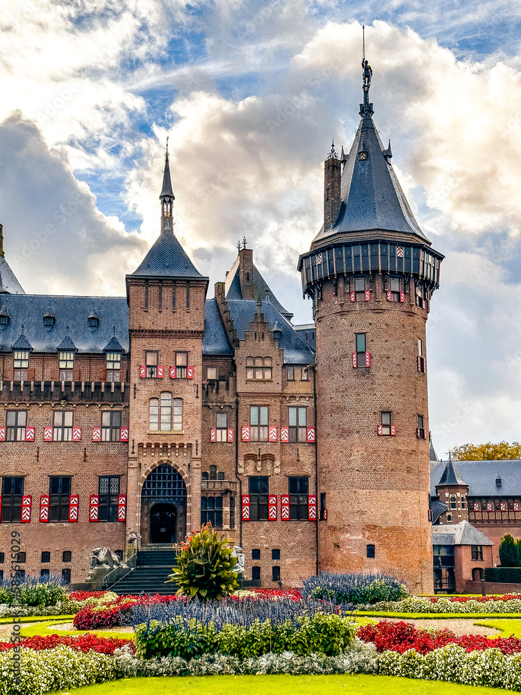 Fototapeta premium Castle De Haar or Kasteel de haar in Utrecht, Netherlands