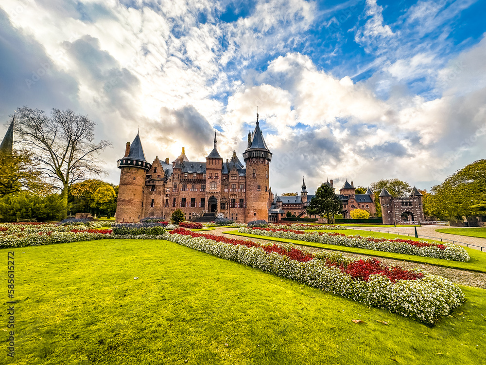 Fototapeta premium Castle De Haar or Kasteel de haar in Utrecht, Netherlands