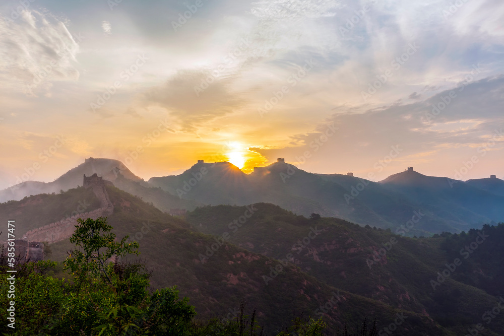 Obraz premium The Great Wall in the evening, the Great Wall and the beautiful sunset glow