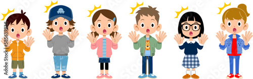 驚いている子どもたち
