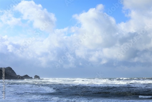 晴れ間が覗く新潟冬の日本海