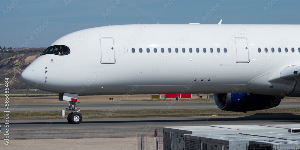 Fototapeta premium Cabina de avión, parte delantera del fuselaje