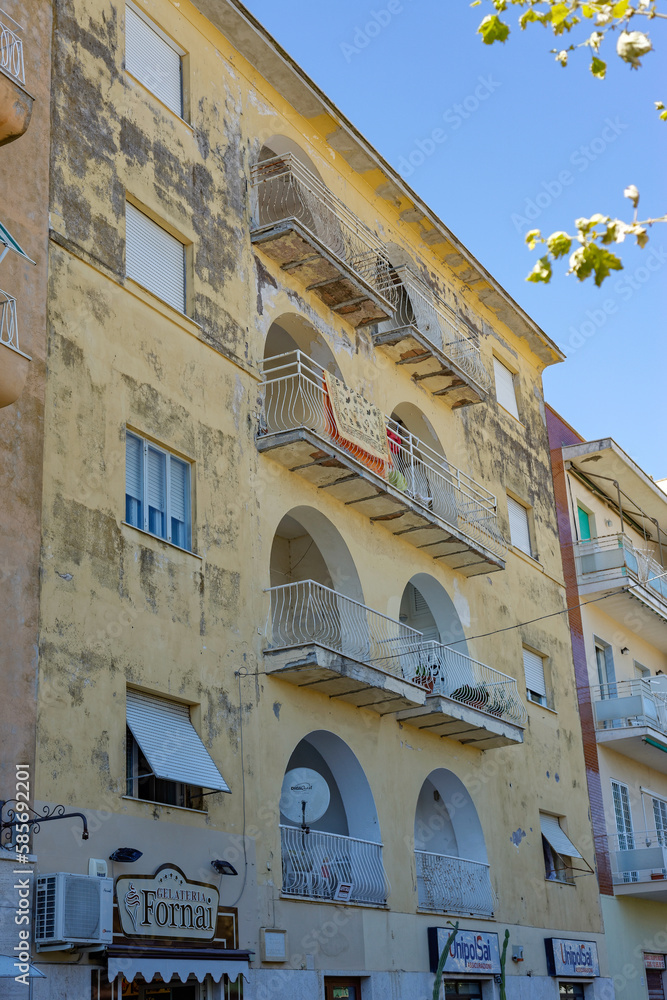 Obraz premium Immeubles dans une ville italienne en été
