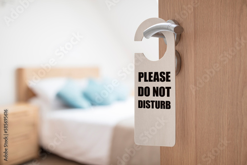 Cuadro en lienzo Do not disturb sign on hotel room or apartment door